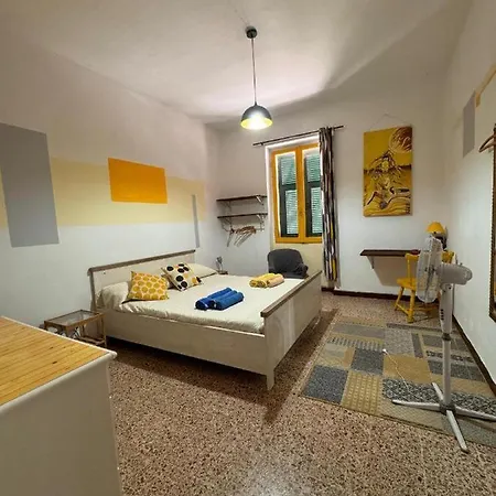 Via Giuseppe Palomba 18 *